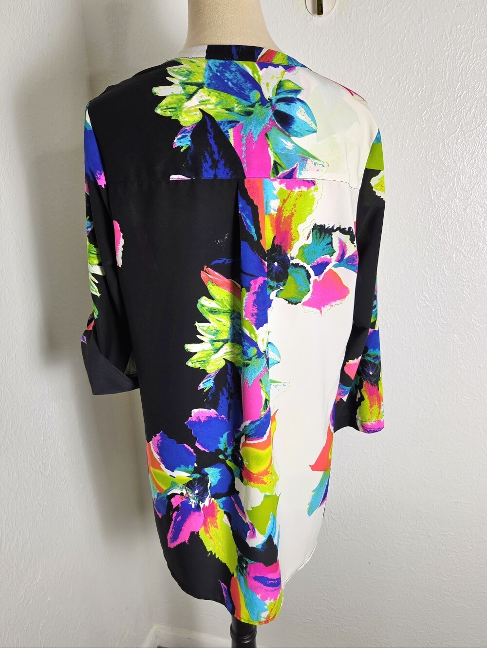 Joan Vass Multicolor Floral Split V-Neck Tunic with Roll-Tab Sleeves, Size Large - Picture 7 of 11